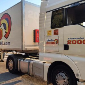 Autoescuela 2000 impulsa el arraigo socioformativo mediante la formación CAP para transporte de mercancías y viajeros