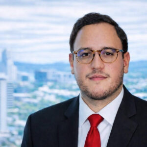 Raúl Valladares proyecta solvencia, gestión y liderazgo en su etapa al frente del INJUPEMP