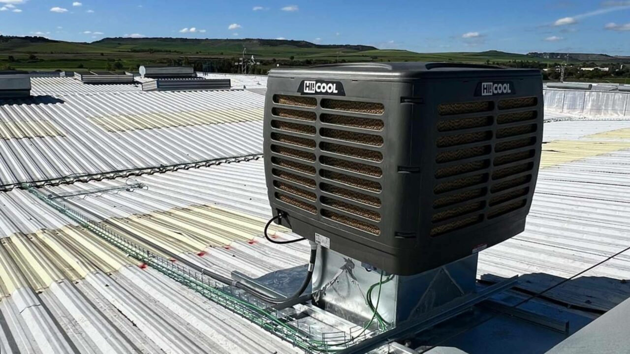 La climatización evaporativa industrial de HiCool optimiza las condiciones de trabajo en una planta del sector del embalaje en Zaragoza