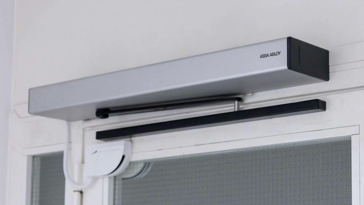 El nuevo estándar tecnológico de ASSA ABLOY que redefine el consumo energético en las puertas de paso