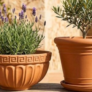 Las macetas grandes de barro refuerzan su protagonismo en la decoración exterior mediterránea