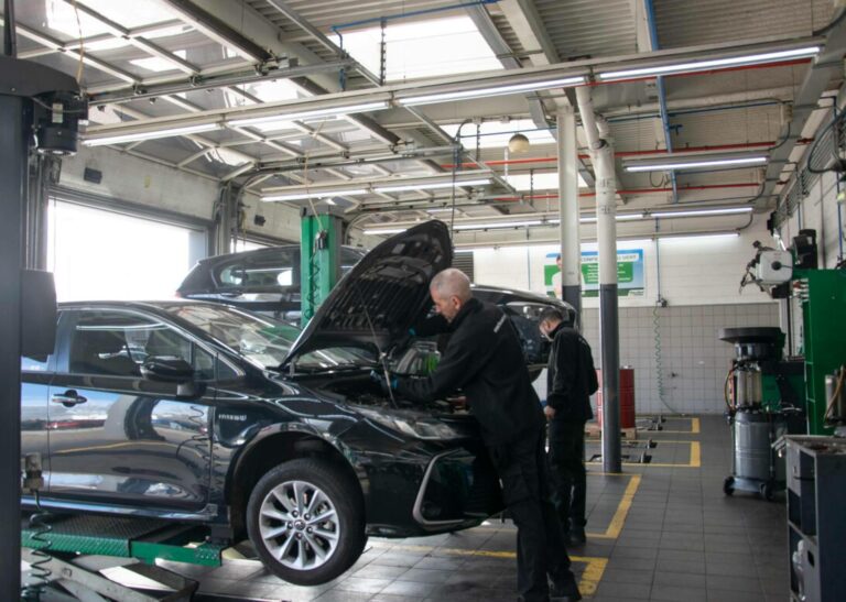 Feu Vert acelera la formación de sus profesionales para liderar el mantenimiento del coche eléctrico
