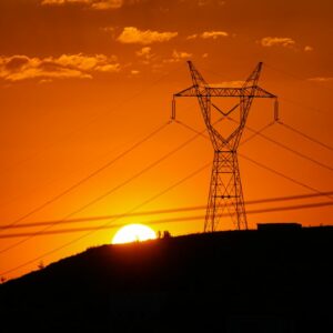 El calor mantiene la luz por encima de los 100 euros pese a Ormuz