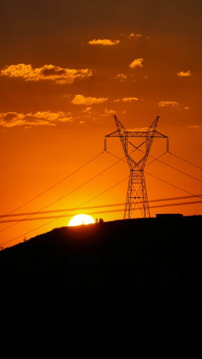 El calor mantiene la luz por encima de los 100 euros pese a Ormuz