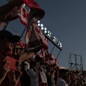 Miles de aficionados del Sevilla protestan contra la gestión del club