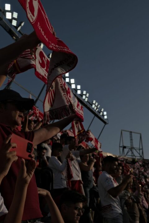 Miles de aficionados del Sevilla protestan contra la gestión del club