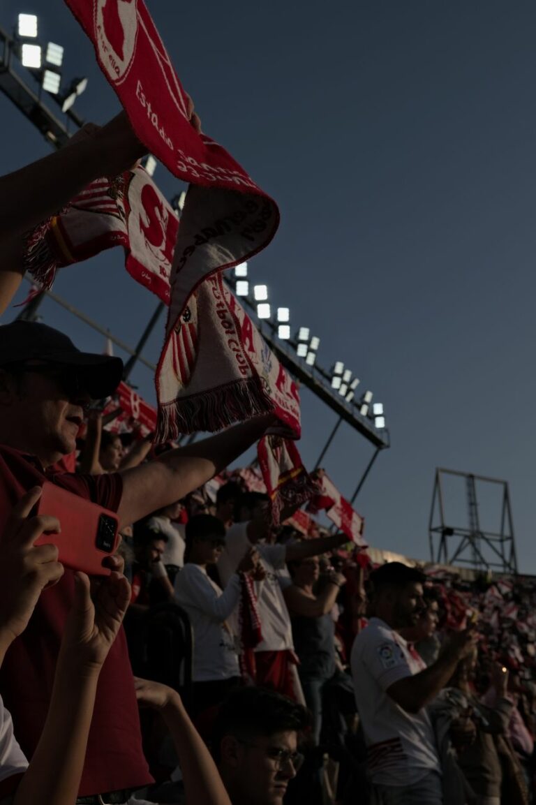 Miles de aficionados del Sevilla protestan contra la gestión del club