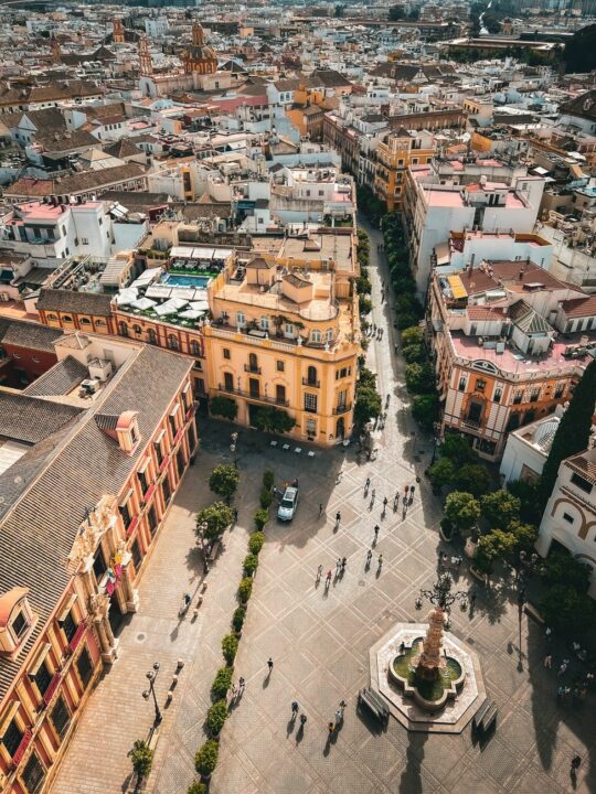 El tráfico en la calle más estrecha de San Julián pone en riesgo a los peatones