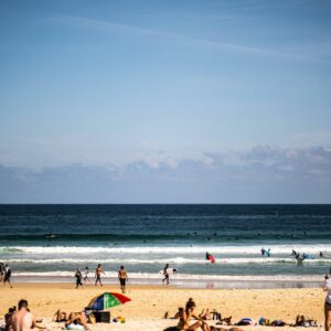Tomares retoma los viajes a la playa de Punta Umbría los jueves de julio y agosto