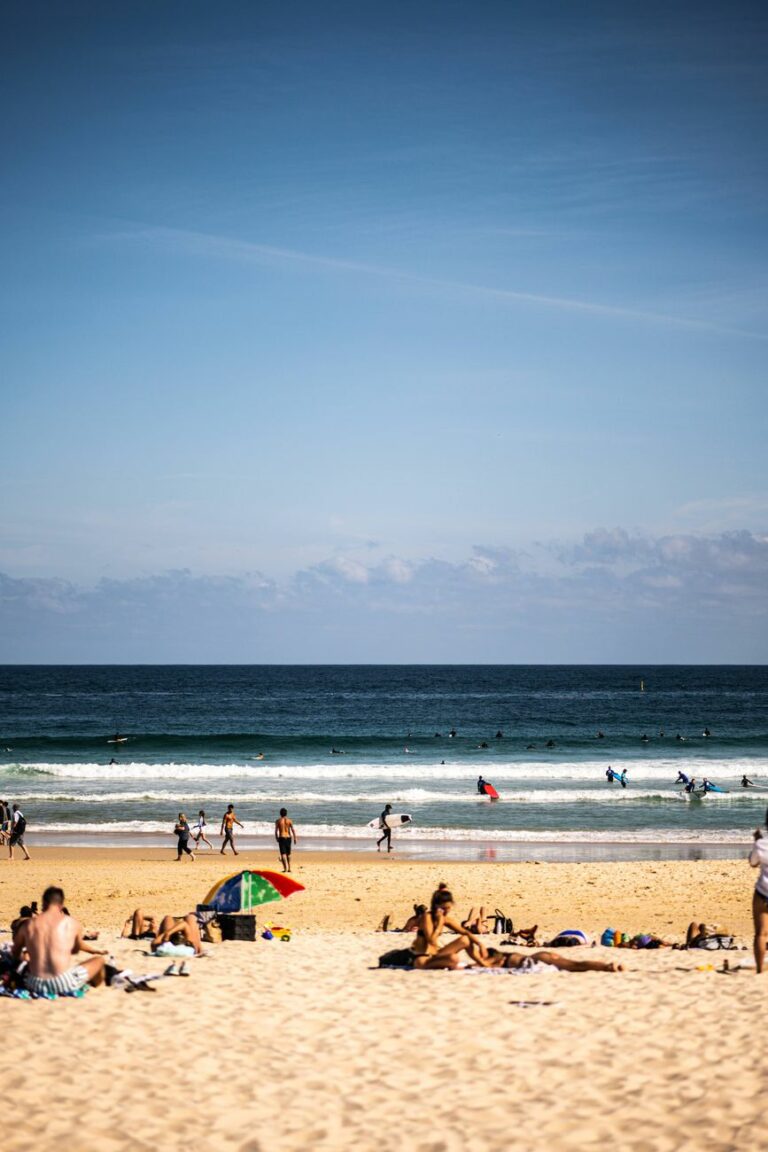 Tomares retoma los viajes a la playa de Punta Umbría los jueves de julio y agosto
