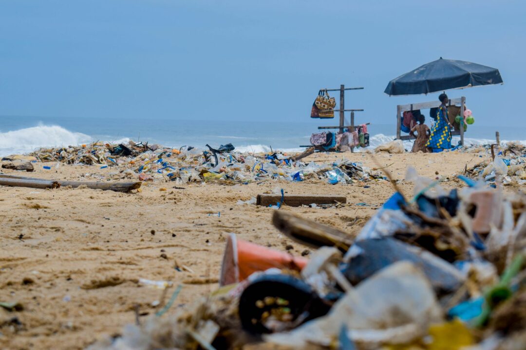Las playas de Cádiz amanecen llenas de basura tras la noche de San Juan y requieren una limpieza urgente