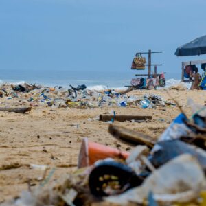 Las playas de Cádiz amanecen llenas de basura tras la noche de San Juan y requieren una limpieza urgente