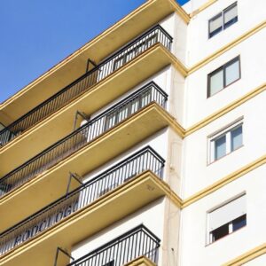 La compraventa de viviendas en Andalucía desciende un 3% en abril, aunque modera su caída