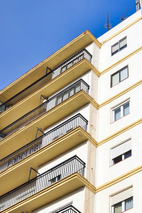 La compraventa de viviendas en Andalucía desciende un 3% en abril, aunque modera su caída