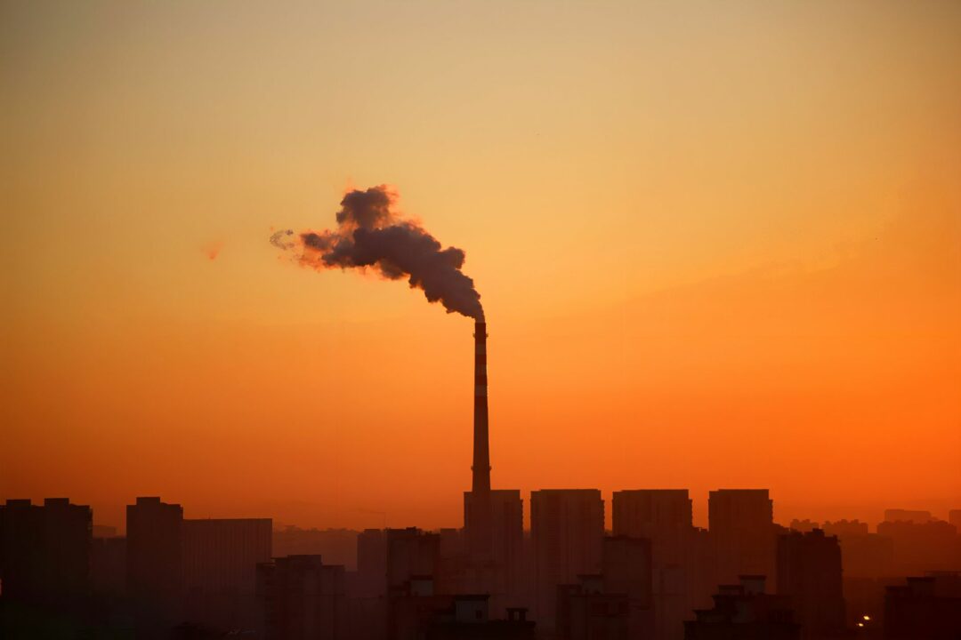 El 96% de los sevillanos respiró aire contaminado en 2025