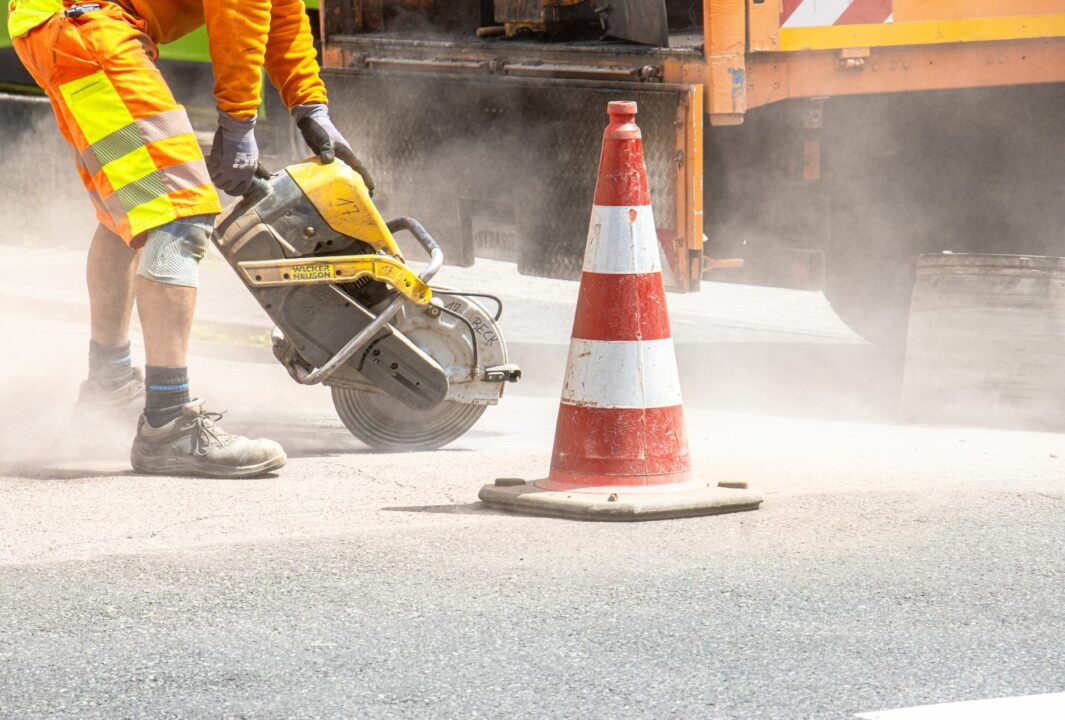 Una decena de tramos de la red viaria sevillana sufren obras, desvíos y restricciones