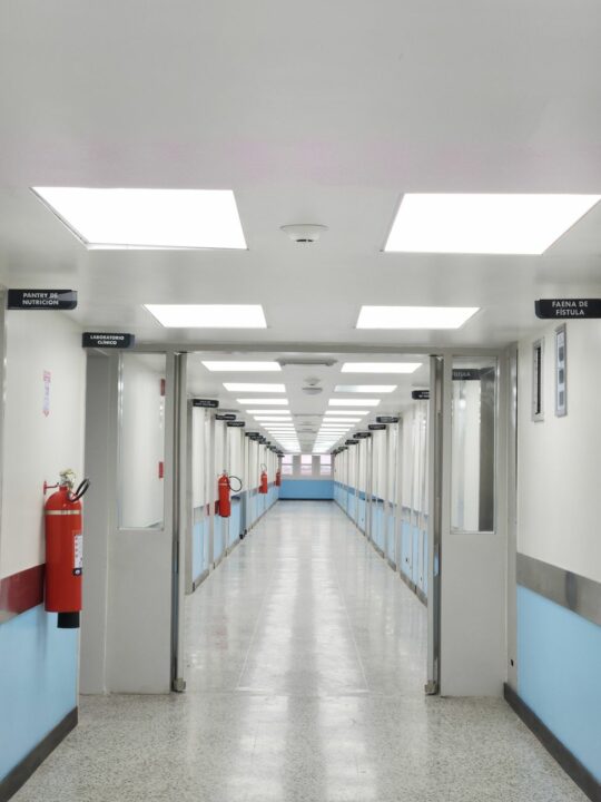 Nueve meses de cárcel para una usuaria que agredió al director de un centro de salud en Sevilla