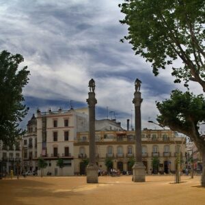 Un vehículo colisiona contra un árbol junto a la capilla del Carmen y derriba una farola