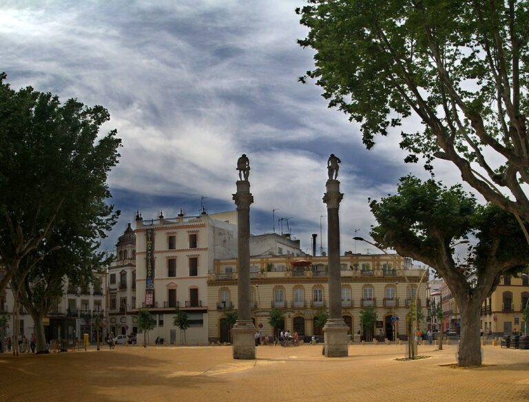 Un vehículo colisiona contra un árbol junto a la capilla del Carmen y derriba una farola