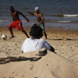 La policía retira 18 balones en dos días por jugar a la pelota en playas de Cádiz