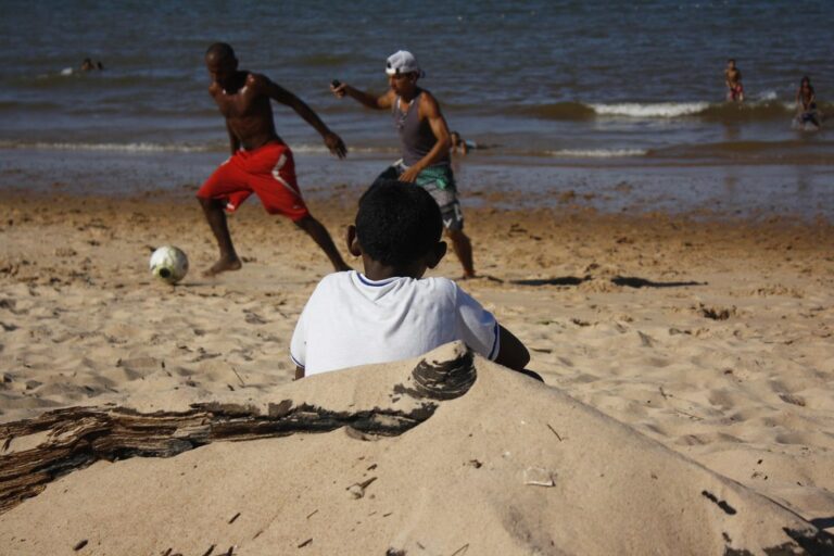 La policía retira 18 balones en dos días por jugar a la pelota en playas de Cádiz