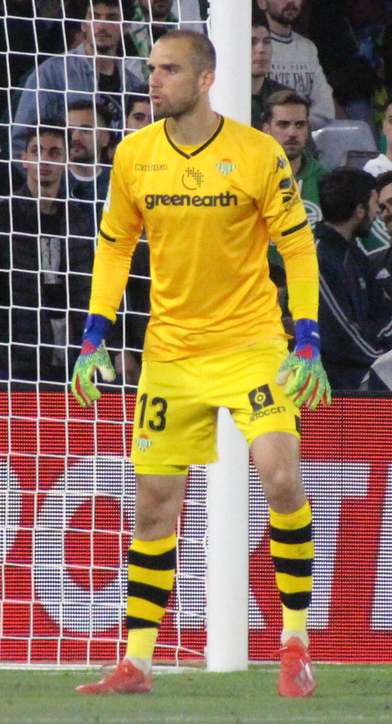 Pau López rescinde su contrato con el Real Betis y queda libre