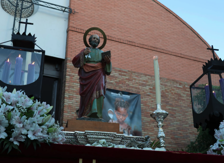 La procesión de San Pedro reúne a numerosos vecinos en el barrio ubetense