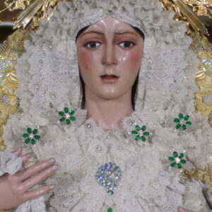 Vuelve a la Macarena un antiguo manto de la Esperanza perdido en Madrid