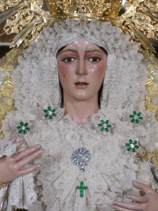 Vuelve a la Macarena un antiguo manto de la Esperanza perdido en Madrid