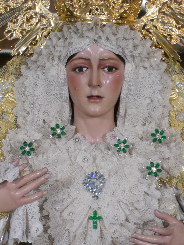 Vuelve a la Macarena un antiguo manto de la Esperanza perdido en Madrid