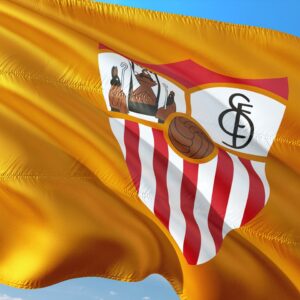 El Sevilla necesita liberar masa salarial para nueve jugadores, entre ellos Vargas y Akor Adams