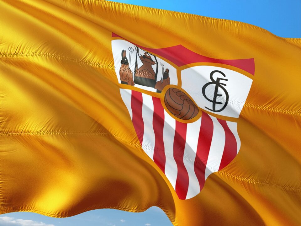 El Sevilla necesita liberar masa salarial para nueve jugadores, entre ellos Vargas y Akor Adams