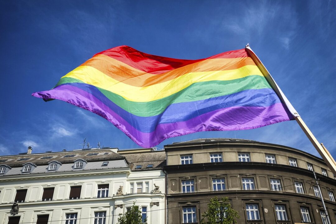 Cinco turistas aceptan dos años de prisión suspendida por agredir a una pareja homosexual en Sevilla