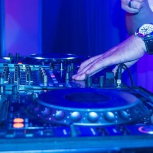 Una pelea multitudinaria en una discoteca de la Cartuja deja un joven de 20 años herido