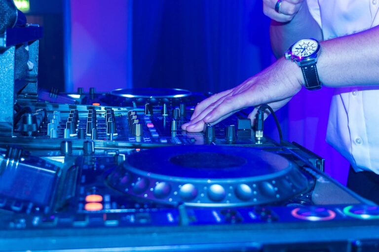 Una pelea multitudinaria en una discoteca de la Cartuja deja un joven de 20 años herido