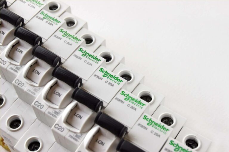 Cadenza Electric fortalece su catálogo de material eléctrico Schneider Electric con entrega inmediata