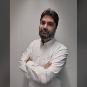 Julio César Sánchez debuta con un thriller oscuro que mezcla suspense, horror y fantasía en En el infierno también se fuma