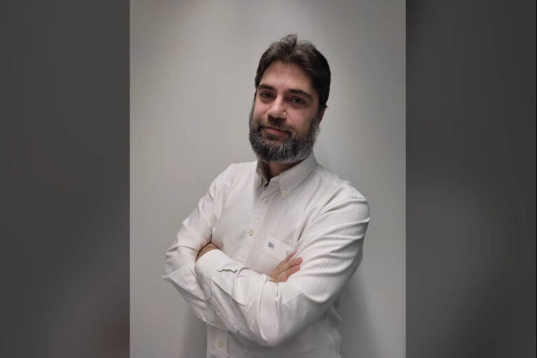 Julio César Sánchez debuta con un thriller oscuro que mezcla suspense, horror y fantasía en En el infierno también se fuma