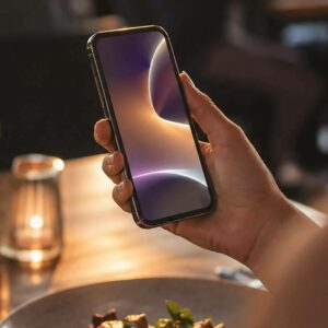 Una empresa española crea una carta digital con IA que traduce el menú y detecta alergias al instante