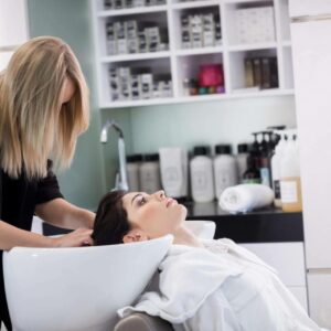 En los salones de belleza, atraer clientes ya no basta; convencerlos marca la diferencia