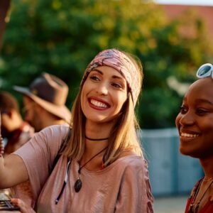 Más de la mitad del gasto en festivales se va en 'extras'; plazox revela el auge de dividir el pago