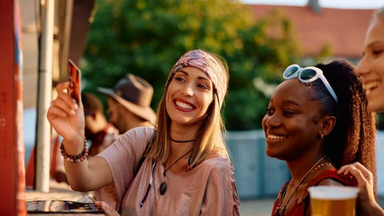 Más de la mitad del gasto en festivales se va en 'extras'; plazox revela el auge de dividir el pago