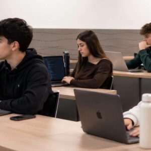 La FP refuerza su vínculo con la empresa ante la falta de perfiles técnicos