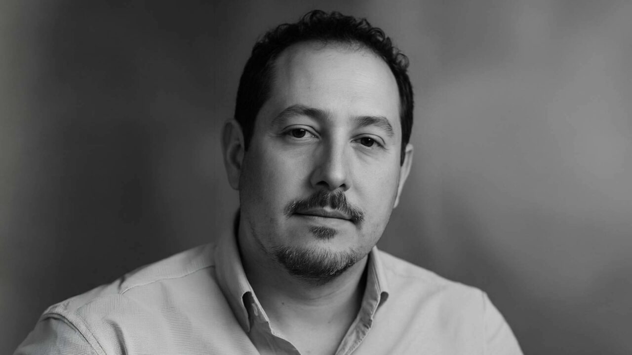 Maikel Sanfer presenta Ecos del último disparo, un thriller policíaco sobre los límites de la justicia