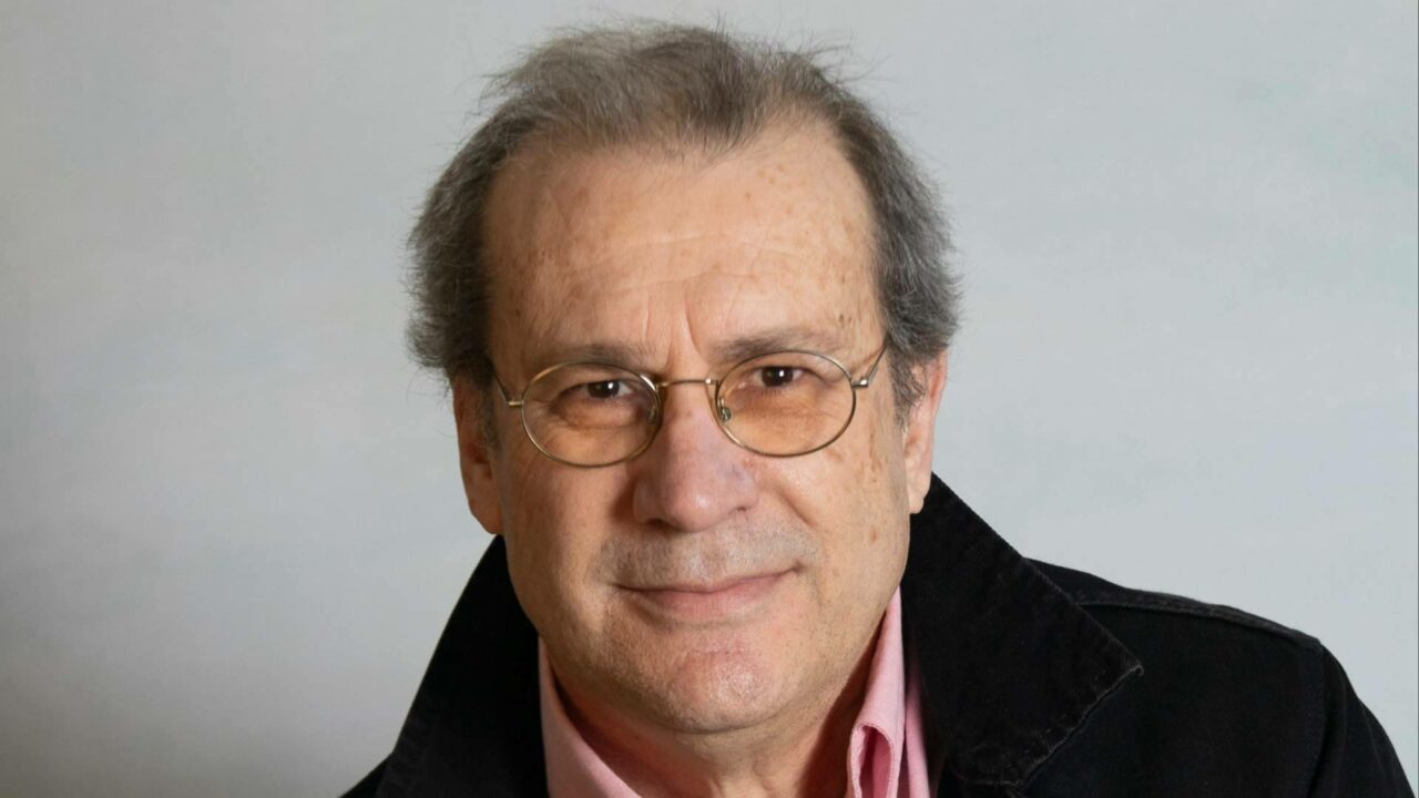Amor, metáfora y emoción; Alejandro Romero Guillén reúne dos décadas de poesía en ´Otoño sin acento´