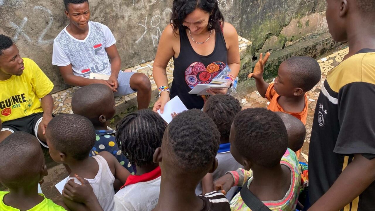 Del corazón de España a África; los mandalas solidarios que impulsa Catanur