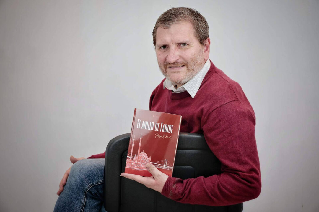 Jorge Dávila convierte la mayor tragedia de la aviación comercial en el punto de partida de un intenso thriller emocional
