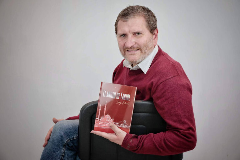 Jorge Dávila convierte la mayor tragedia de la aviación comercial en el punto de partida de un intenso thriller emocional