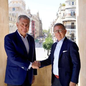 Autocares Casal presenta al alcalde el calendario conmemorativo de su centenario para 2027