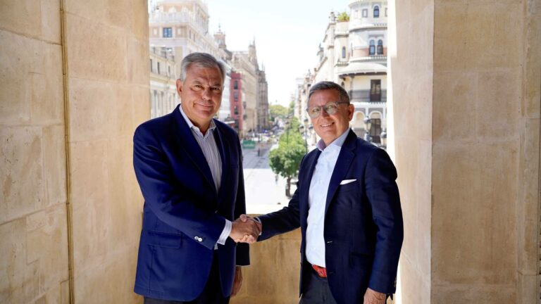 Autocares Casal presenta al alcalde el calendario conmemorativo de su centenario para 2027